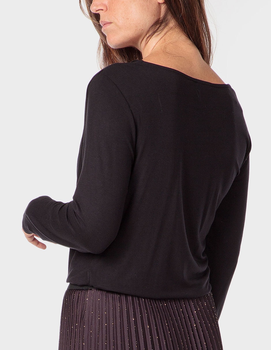 Playera manga larga cuello asimétrico para mujer 2